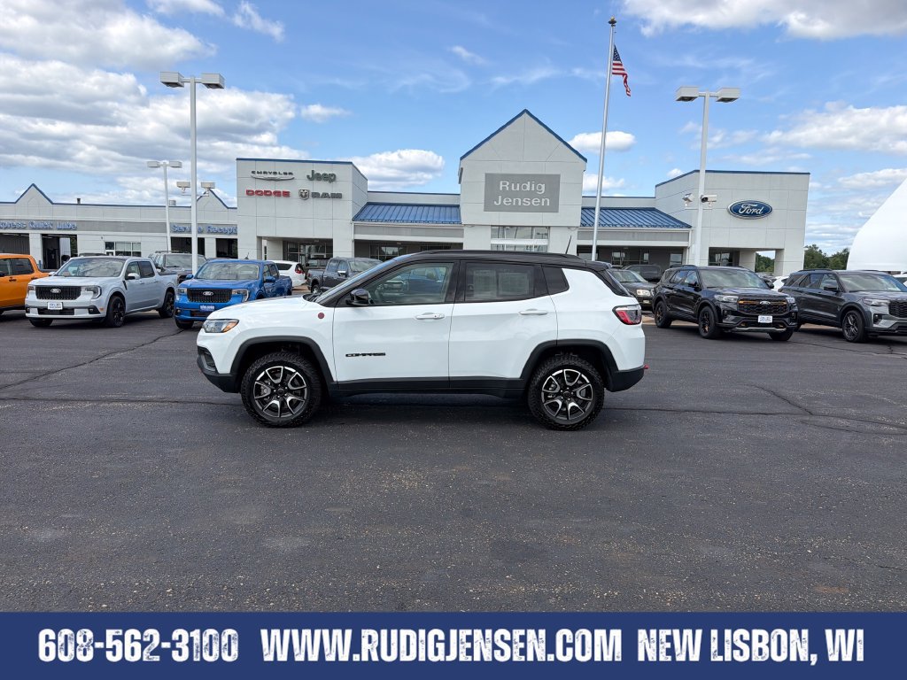 Used 2025 Jeep Compass Trailhawk AWD/4WD image 2