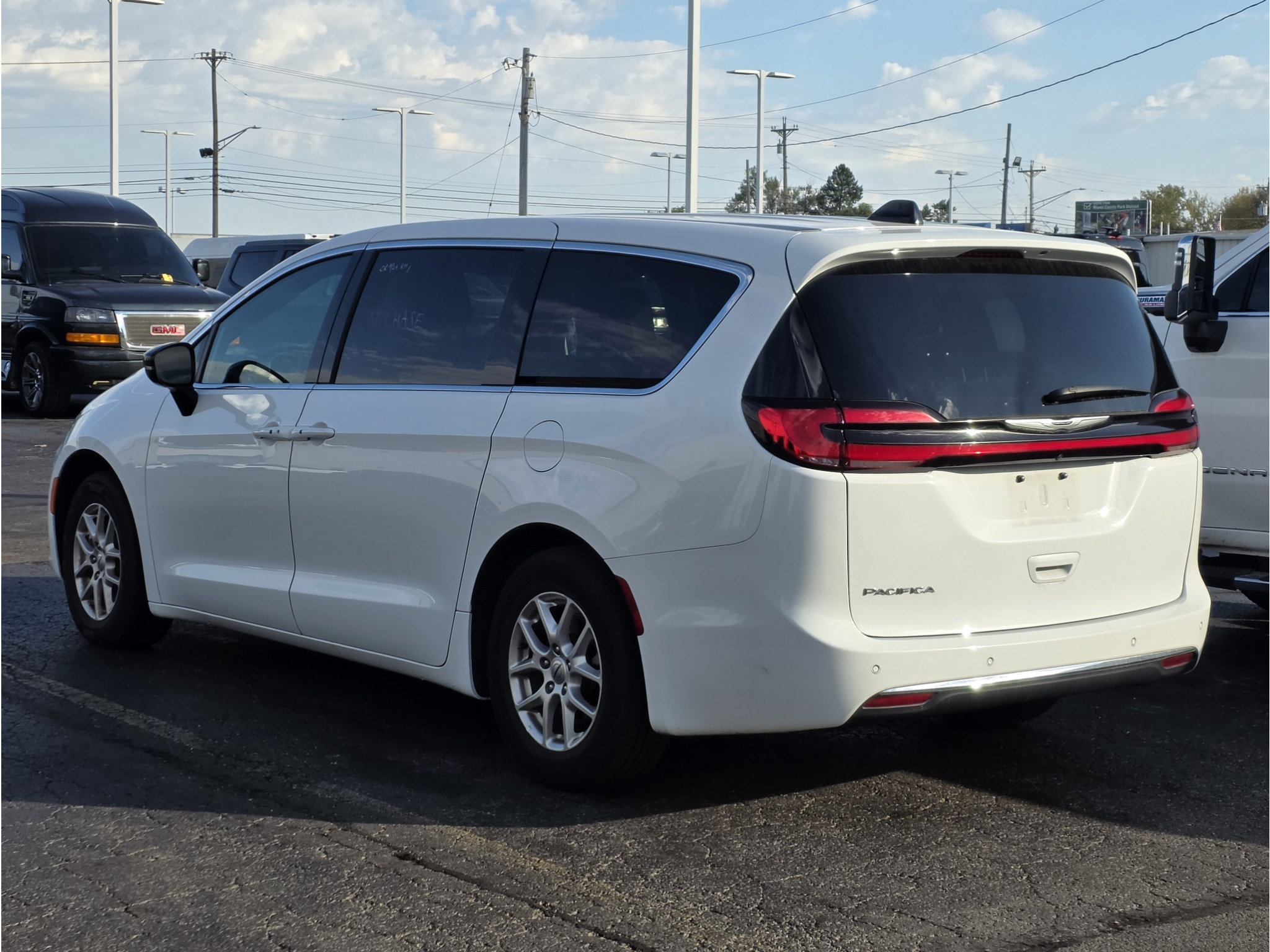 Used 2025 Chrysler Pacifica Select FWD image 2