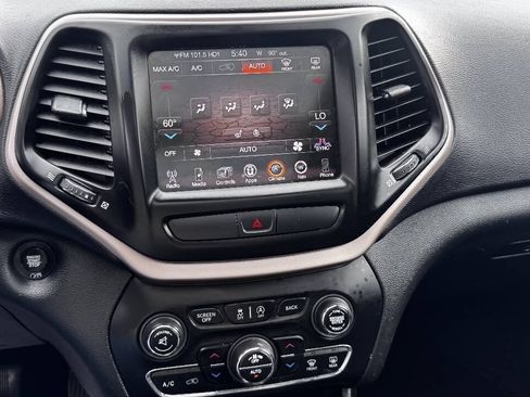 Used 2017 Jeep Cherokee Limited AWD/4WD image 18