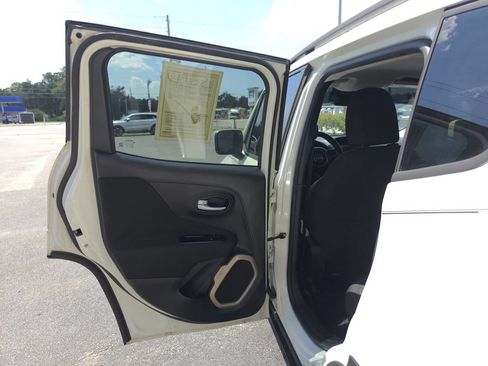 Used 2016 Jeep Renegade Latitude FWD image 11
