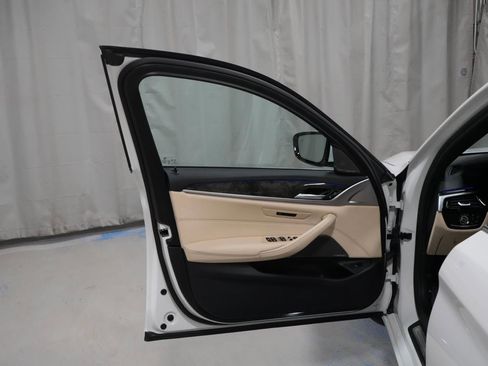 Used 2023 BMW 530i xDrive 530i xDrive w/ Premium Package image 28