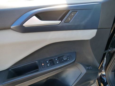 Certified 2022 Volkswagen Taos SE image 16