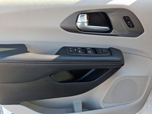 Used 2024 Chrysler Pacifica Touring-L FWD image 15