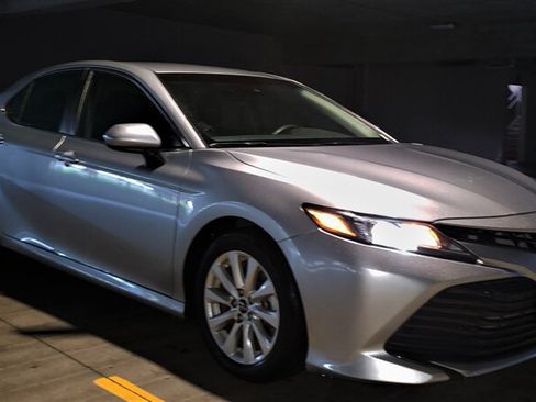 Used 2018 Toyota Camry LE FWD image 4