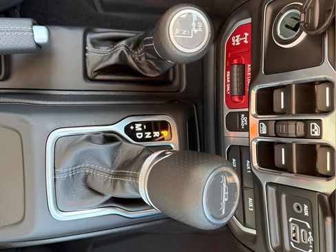 Used 2025 Jeep Gladiator Mojave w/ Convenience Group AWD/4WD image 34