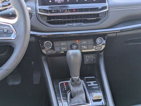 Used 2024 Jeep Compass Latitude w/ Convenience Group image 18