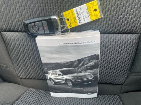 Used 2022 Ford Explorer XLT image 37