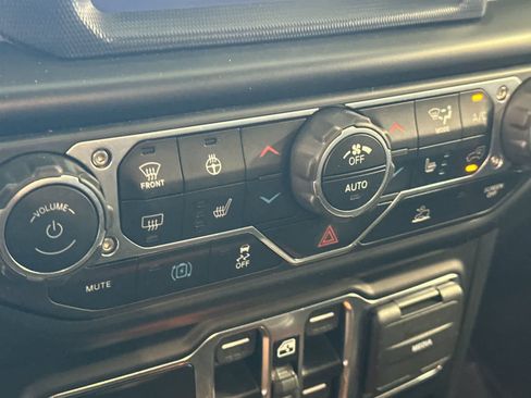 Used 2023 Jeep Wrangler Unlimited Sahara w/ Cold Weather Group AWD/4WD image 22