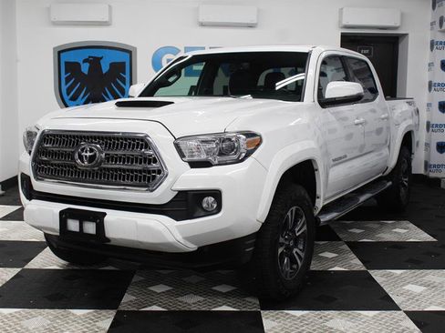 Used 2016 Toyota Tacoma TRD Sport image 1