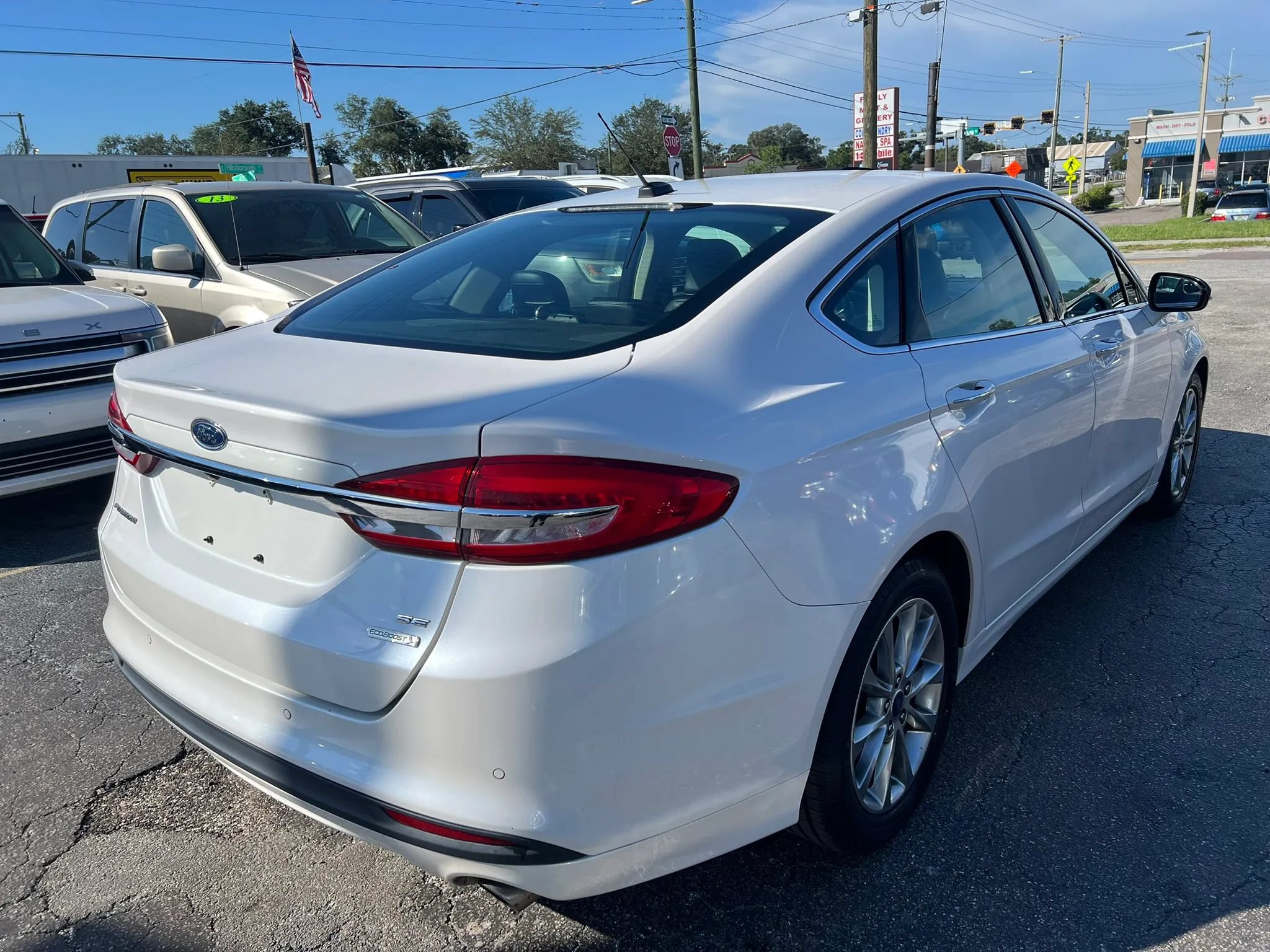 Used 2017 Ford Fusion SE w/ Fusion SE Technology Package FWD image 5