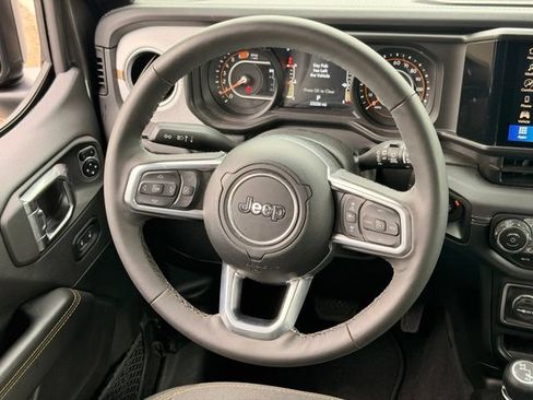Used 2025 Jeep Wrangler Unlimited Sahara AWD/4WD image 18