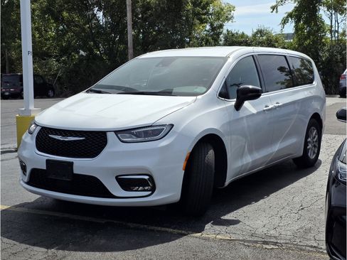 Used 2025 Chrysler Pacifica Select FWD image 5