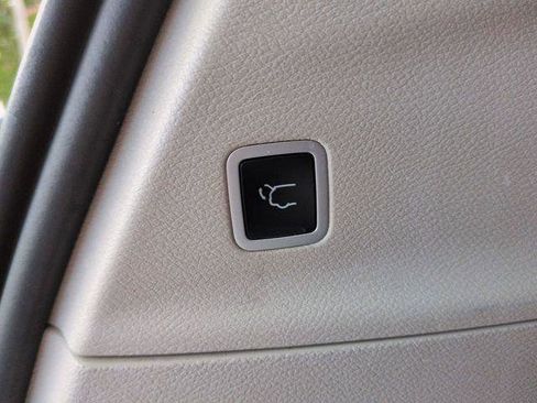 Certified 2024 Chrysler Pacifica Limited FWD image 15
