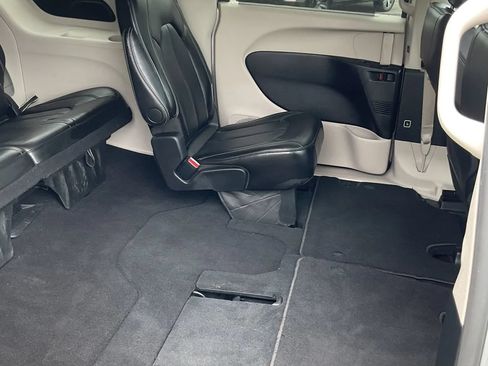 Used 2024 Chrysler Pacifica Touring-L FWD image 29