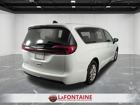 Certified 2024 Chrysler Pacifica Touring-L image 5