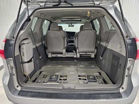 Used 2015 Toyota Sienna XLE Premium FWD image 17