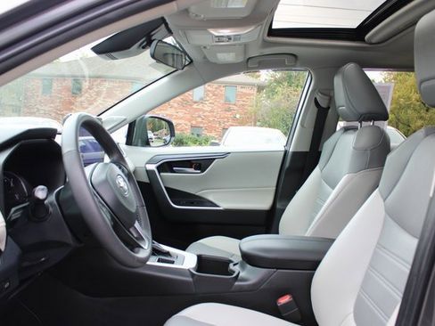 Used 2023 Toyota RAV4 XLE Premium image 13