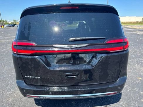 Used 2025 Chrysler Pacifica Select FWD image 5
