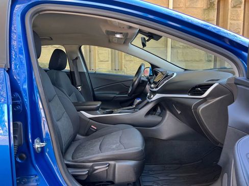 Used 2017 Chevrolet Volt LT w/ Comfort Package image 36