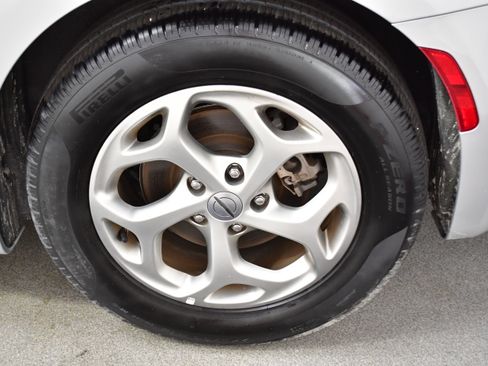 Used 2024 Chrysler Pacifica Limited FWD image 41