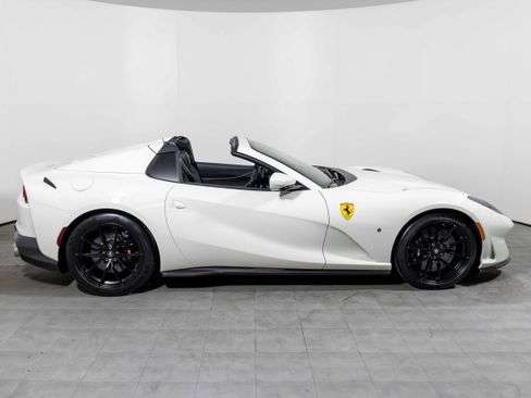 Used 2021 Ferrari 812 GTS image 4
