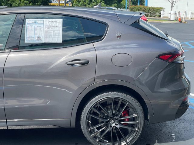 Used 2022 Maserati Levante Trofeo AWD/4WD image 17