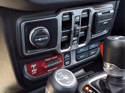 Used 2025 Jeep Wrangler Unlimited Rubicon AWD/4WD image 9