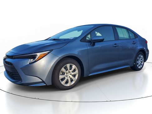 Certified 2025 Toyota Corolla LE image 3