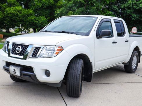 Used 2019 Nissan Frontier SV AWD/4WD image 3