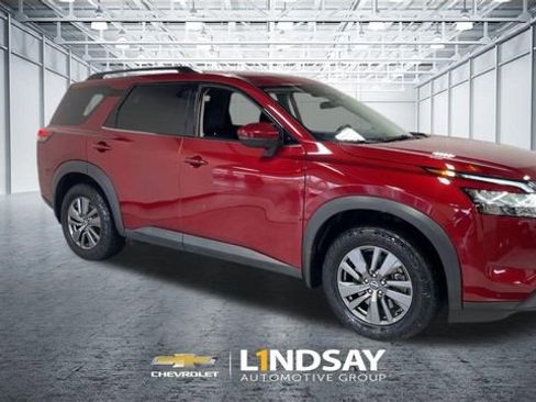 Used 2022 Nissan Pathfinder SV image 3
