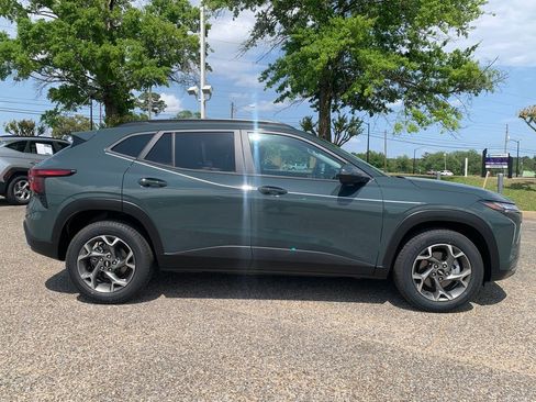Used 2025 Chevrolet Trax LT w/ Sunroof Package FWD image 2