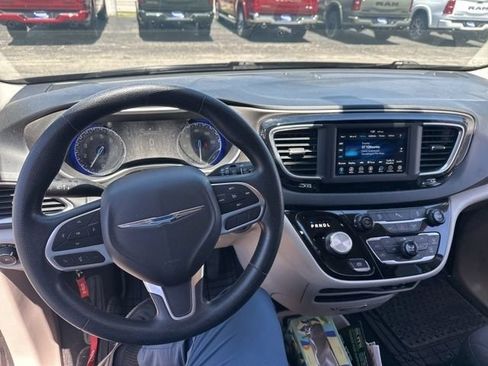 Used 2020 Chrysler Pacifica Touring FWD image 17