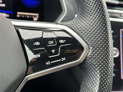 Certified 2022 Volkswagen Tiguan SE R-Line image 28
