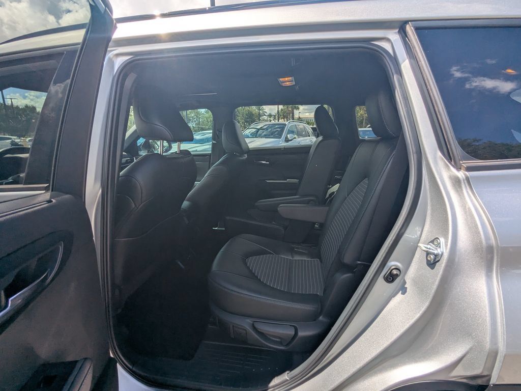 Used 2024 Toyota Highlander XSE FWD image 26