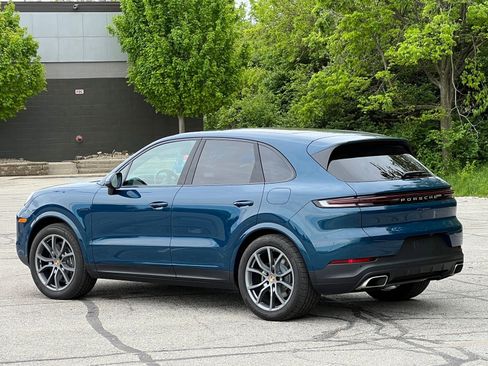 Certified 2024 Porsche Cayenne w/ Premium Package AWD/4WD image 3