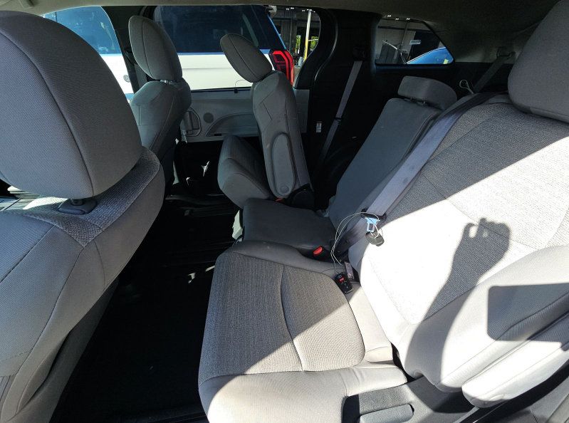 Used 2025 Toyota Sienna LE FWD image 10