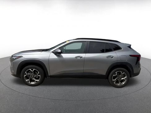 Used 2025 Chevrolet Trax LT FWD image 8