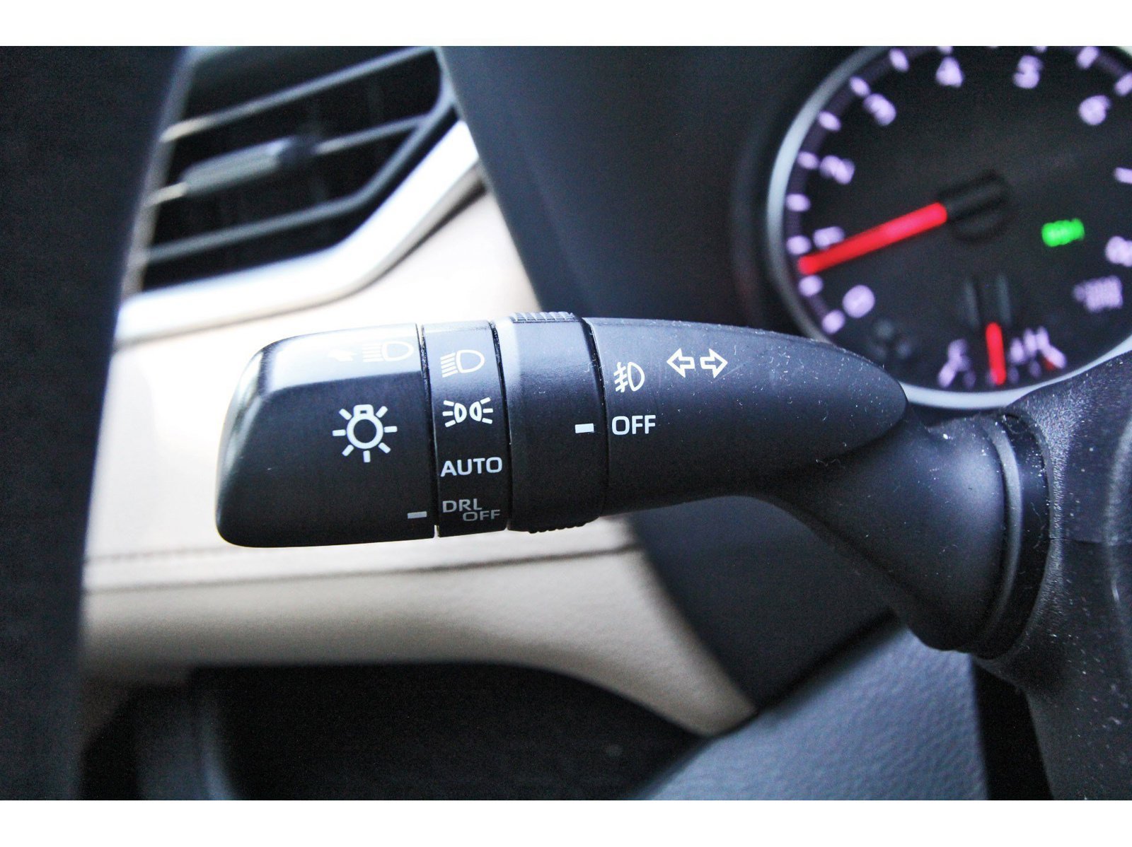 Used 2019 Toyota RAV4 XLE w/ Convenience Package FWD image 17
