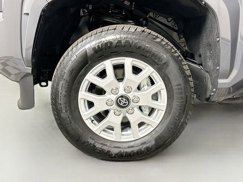 Certified 2025 Toyota Tacoma SR5 AWD/4WD image 29