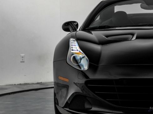 Used 2016 Ferrari California T image 33