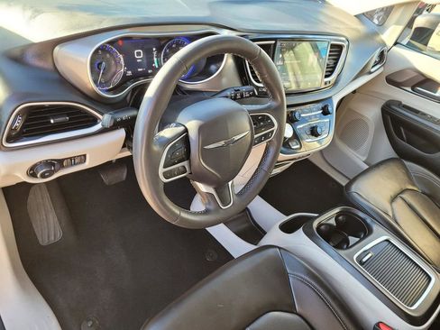 Used 2023 Chrysler Pacifica Touring-L image 22