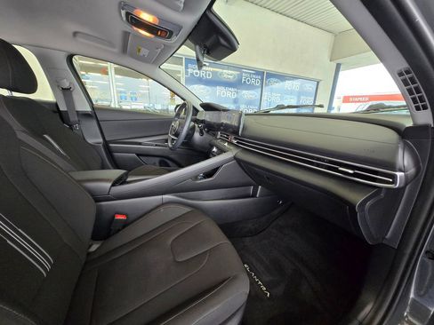 Used 2023 Hyundai Elantra SEL w/ Convenience Package image 25