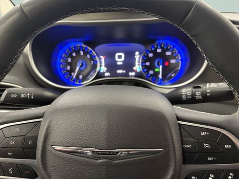 Used 2024 Chrysler Pacifica Touring-L FWD image 31