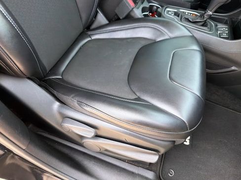 Used 2019 Jeep Cherokee Latitude Plus FWD image 26
