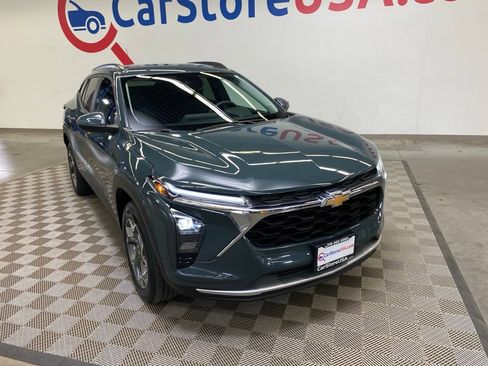 Used 2025 Chevrolet Trax LT FWD image 2