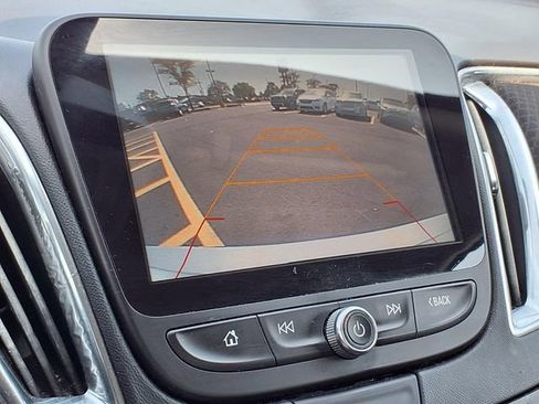 Used 2017 Chevrolet Malibu LT FWD image 7