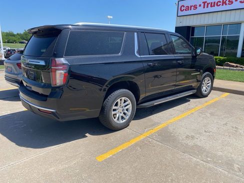 Used 2024 Chevrolet Suburban LT RWD image 4