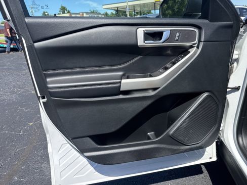 Used 2022 Ford Explorer XLT AWD/4WD image 5