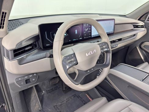 Used 2024 Kia EV9 Land image 14