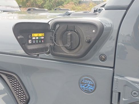 Used 2024 Jeep Wrangler Unlimited AWD/4WD image 25